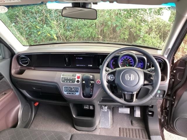 まぶしい日差しをやわらげる、青色のハーフシェイドフロントウィンドウがついています。また、プラズマクラスター技術搭載フルオートエアコンで快適です。