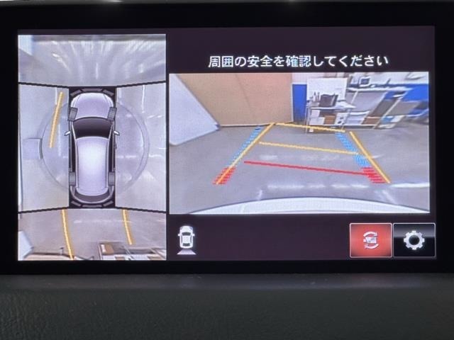 パノラミックビューモニターシステムが付いているので車の上から見た映像が確認できますよ。　一目で車両周辺の情報を確認できますが、直接安全をご確認下さい。