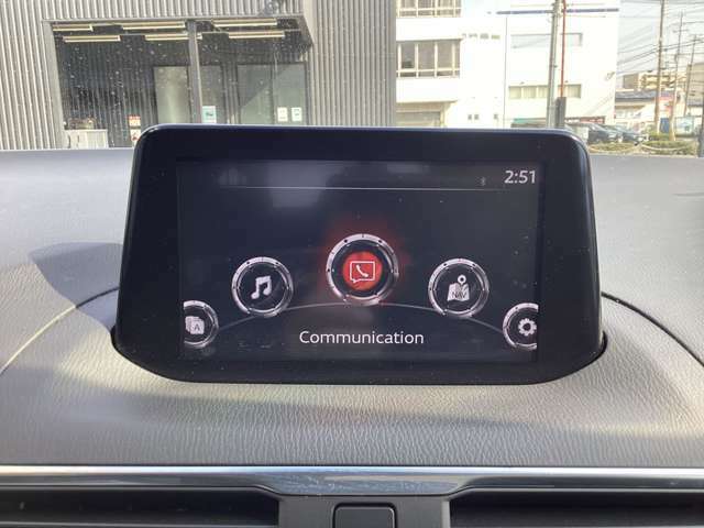 車をコミュニケーションツールにする、マツダのコネクティビティシステム「MAZDAコネクト」Facebook，Twitterなどの機能や、インターネットラジオ、ハンズフリー通話等の機能を備えています♪
