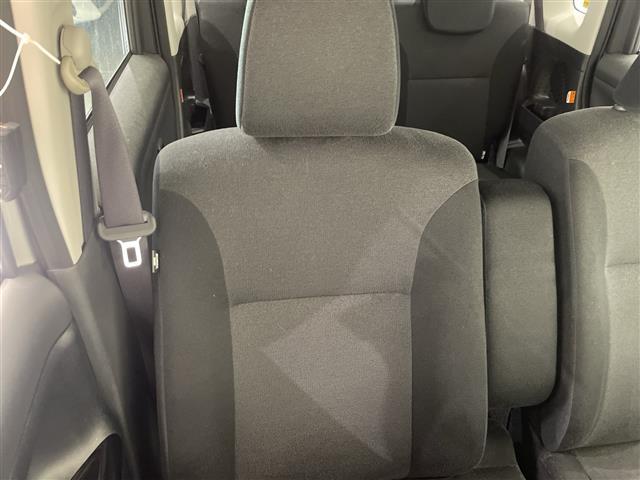 【セカンドシート】2列目もゆったりドライブを楽しめます。掲載箇所以外にご希望の写真がございましたらお気軽にお問い合わせ下さい。フロアマットは汚れが気になる場合は新品のご注文も承ります。