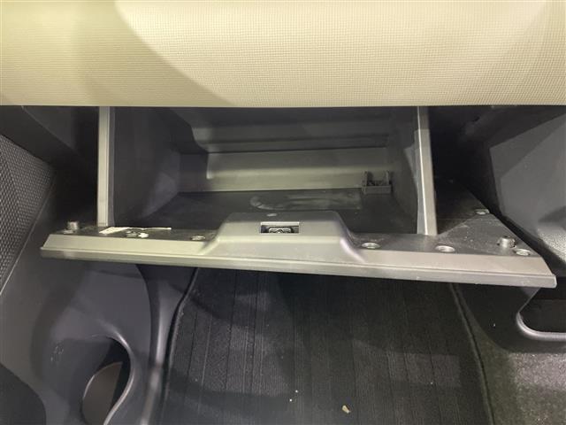 【グローブボックス】大容量のグローブボックスです！！車検証ケース他、日頃使う小物類の収納スペースもたくさんあります！