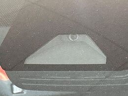 【プリクラッシュセーフティ】前方の車両等を検知し、衝突しそうな時は警報で注意を促し、ブレーキを踏む力をサポート。ブレーキを踏めなかった場合は衝突被害軽減ブレーキが作動、衝突回避をサポートします。