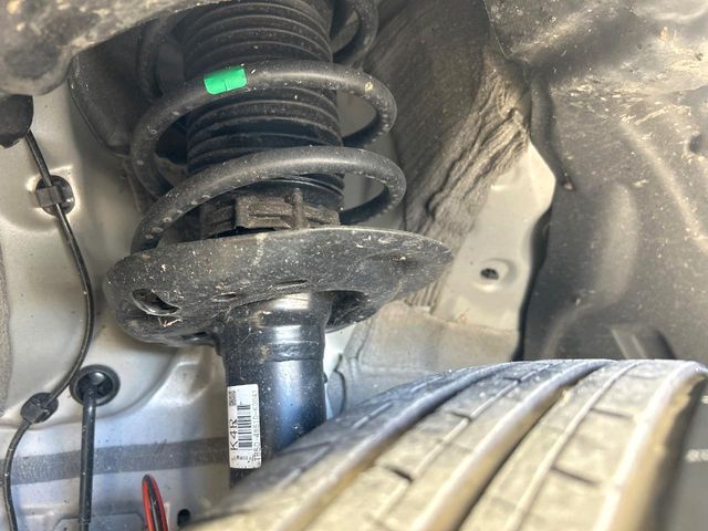 お車を安心してお乗りいただく為には、足回りの定期点検が欠かせません。サービスサポート（有償保証）では無料点検もご提供しており、安心のカーライフをお過ごしいただけるサポート体制が整っています。