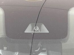 【三菱e-Assist】走行中に前方の車両等を認識し、衝突しそうな時は警報とブレーキで衝突回避と被害軽減をアシスト。より安全にドライブをお楽しみいただけます。