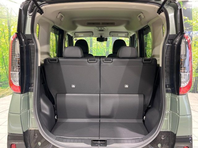 後席を格納すると、これだけの広さが！シーンに合わせたシートアレンジで、大きな荷物も積むことが出来ます♪