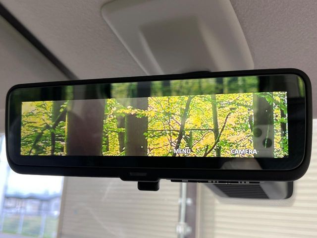 【デジタルルームミラー】後席の大きな荷物や同乗者で後方が確認しづらい時でも安心！カメラが撮影した車両後方の映像をルームミラー内に表示。クリアな視界で状況の確認が可能です！