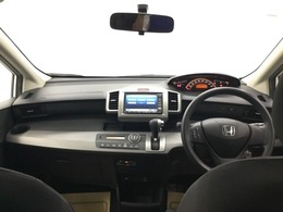 ドライバー目線の画像です。視界が確保されているので運転しやすいです。視認性のよいインパネ周りです。操作スイッチやカップホルダーも使いやすい位置に配置されています。