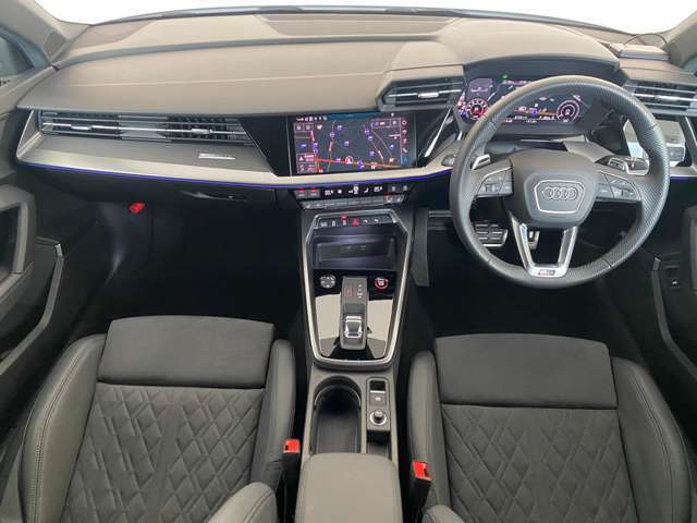 安全機能　アウディプレセンスやアクティブレーンアシスト、休憩推奨などドライバーが安全に運転をする事ができるような安全装備がしっかりとついております。