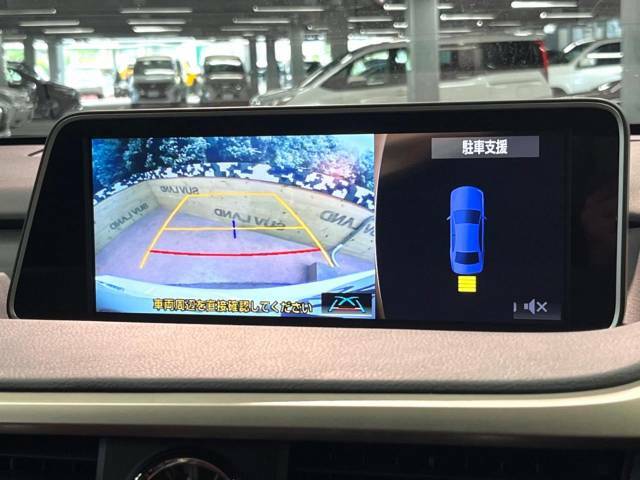 【バックカメラ】駐車時に後方がリアルタイム映像で確認できます。大型商業施設や立体駐車場での駐車時や、夜間のバック時に大活躍！運転スキルに関わらず、今や必須となった装備のひとつです！