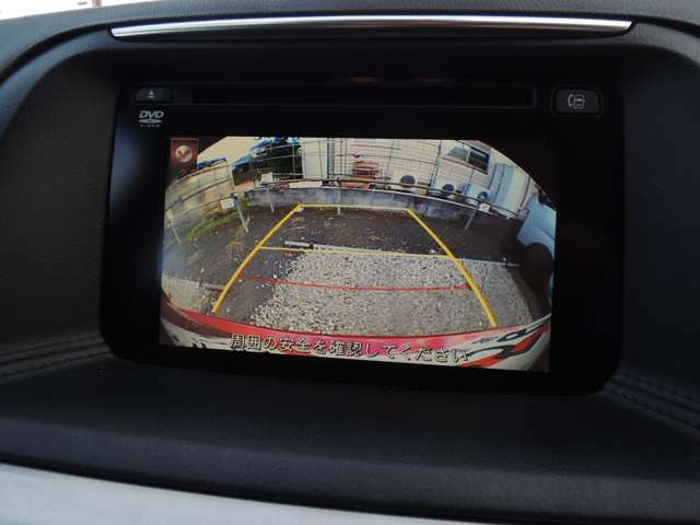 バックカメラは車両左側の見にくいところも移すことが可能で、バック時狭い駐車場やすれ違い等でも安心してバックができます。