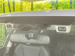 【アイサイトVer3】前方の車両等を検知し、衝突しそうな時は警報で注意を促し、ブレーキを踏む力をサポート。ブレーキを踏めなかった場合は衝突被害軽減ブレーキが作動、衝突回避をサポートします。