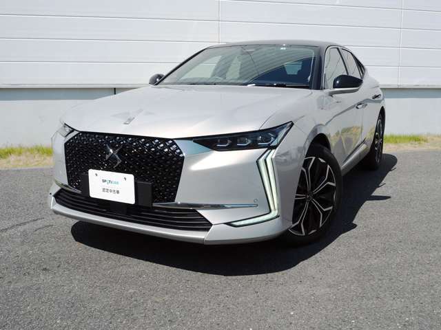 美しいクーペフォルムにSUVの視界性能を組み合わせ、しなやかでスポーティなドライビングを実現する「DS4」