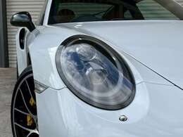 綺麗な外装色キャララホワイトに専用エクステリア＆純正20インチホイールやPCCB(セラミックコンポジットブレーキ)にイエローキャリパーやLEDヘッドライトが設定された迫力あるエクステリア！