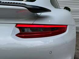 室内は高級感漂うアルカンターラルーフライニングに鮮やかなレッドレザーシート、カーボンインテリアPKGや