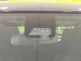 【トヨタセーフティセンス】走行中に前方の車両等を認識し、衝突しそうな時は警報とブレーキで衝突回避と被害軽減をアシスト。より安全にドライブをお楽しみいただけます。