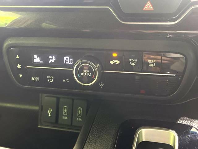 【イオンクリーン付きオートエアコン】一度お好みの温度に設定すれば、車内の温度を検知し風量や温度を自動で調整。暑い…寒い…と何度もスイッチ操作をする必要はありません。快適な車内空間には必須の機能ですね♪
