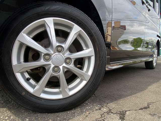販売車両は1台1台にJAAA鑑定士（日本自動車鑑定協会)が入念かつ厳しいチェックを通して、内装・外装・機関・修復、の4つの項目を鑑定し状態を表記していますのでとても安心です。
