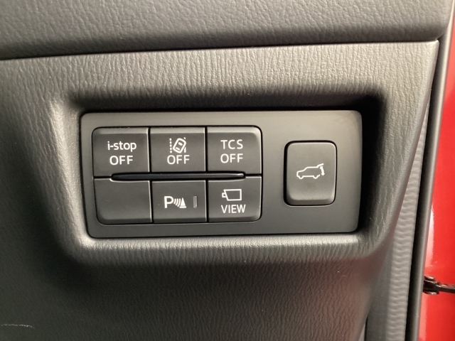 安全装置のスイッチは運転席パネル右下に集約されています。任意で切り替え可能なため状況に合わせてお使いください。
