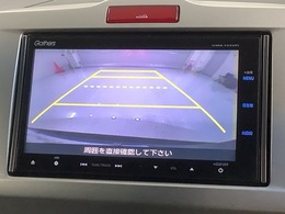 リバースギアに入れるだけで後方の表示へ切り替わります。夜間や雨の日の駐車も楽になりますよ。