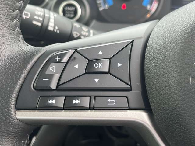 左側にオーデイオやナビのコントロールができるスイッチ、運転中は手を放さず手元で操作可能なんです！