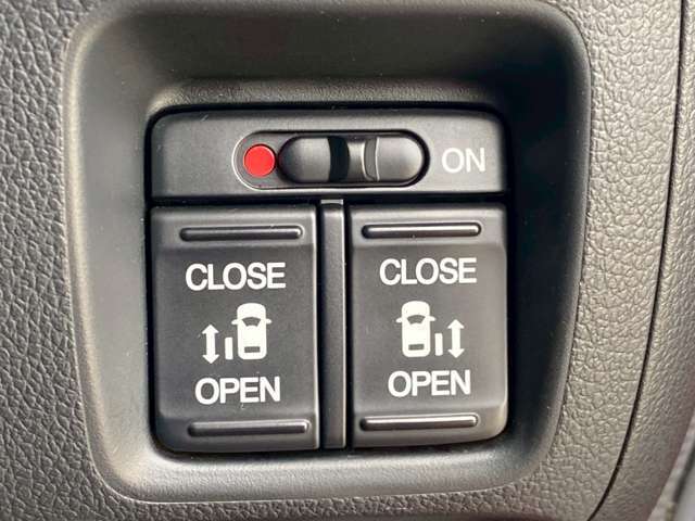 【パワースライドドア】後席両側のドアはガチャっと引くと自動で開きます！運転席には電動ドアのスイッチがあります！運転席から、スイッチを押すだけでドアの開閉も出来ます！