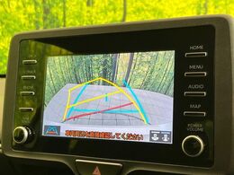 【バックカメラ】駐車時に後方がリアルタイム映像で確認できます。大型商業施設や立体駐車場での駐車時や、夜間のバック時に大活躍！運転スキルに関わらず、今や必須となった装備のひとつです！
