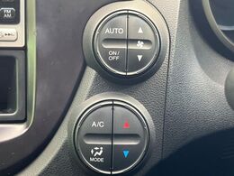 【オートエアコン】一度お好みの温度に設定すれば、車内の温度を検知し風量や温度を自動で調整。暑い…寒い…と何度もスイッチ操作をする必要はありません。快適な車内空間には必須の機能ですね♪