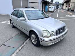 上質な乗り心地と洗練されたデザインが魅力のラグジュアリーセダン