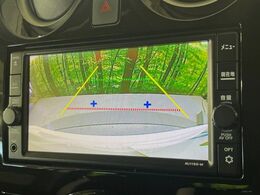 【バックカメラ】駐車時に後方がリアルタイム映像で確認できます。大型商業施設や立体駐車場での駐車時や、夜間のバック時に大活躍！運転スキルに関わらず、今や必須となった装備のひとつです！