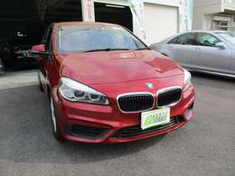 プラスバッケージでは駐車時の視界を確保し、死角を減らす「リアビューカメラ」と、車両と障害物の接近を感知し、アラートで警告してくれる「PDC（パーク・ディスタンス・コントロール）」が装備されています。