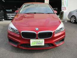 パーキングアシストでは、バック駐車時のステアリング操作を自動化してくれます。