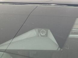 【アイサイトVer3】前方の車両等を検知し、衝突しそうな時は警報で注意を促し、ブレーキを踏む力をサポート。ブレーキを踏めなかった場合は衝突被害軽減ブレーキが作動、衝突回避をサポートします。