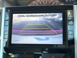 【バックカメラ】駐車時に後方がリアルタイム映像で確認できます。大型商業施設や立体駐車場での駐車時や、夜間のバック時に大活躍！運転スキルに関わらず、今や必須となった装備のひとつです！