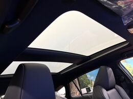 【調光パノラマルーフ】車内の解放感が一気に上がる大型パノラマルーフに調光機能がプラス！日差しが強い時、シェードを閉めなくてもガラスの透明度を調整することで心地よい明るさに♪