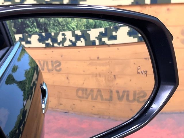 【ブラインドスポットモニター】走行中、ドアミラーの死角になりやすい箇所に後続車が接近するとサイドミラーのレンズに警告を表示！ドライバーに注意喚起をしてくれます。