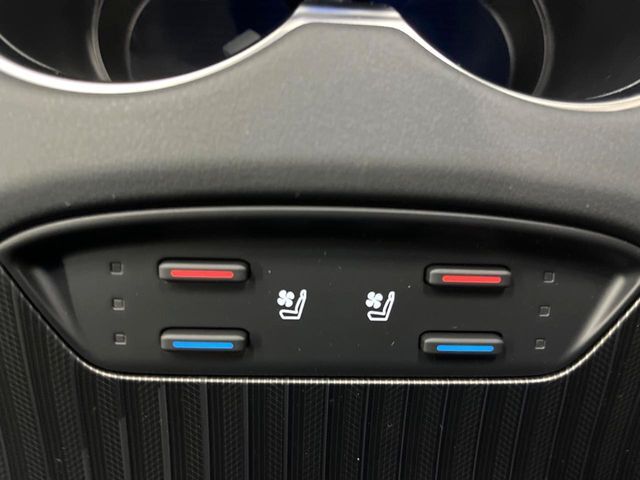 【シートベンチレーション】夏場は涼しい風でお尻や背中の熱やムレを防ぎ、冬はエアコンよりも早く温まってポカポカに！季節を問わず快適に過ごせます。