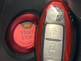 【インテリジェントキー】カバンやポケットに入れたままでもドアの施錠・解錠が可能なスマートキーを装備。エンジンのオン・オフ時もカギを取り出す必要が無いからとっても便利です♪