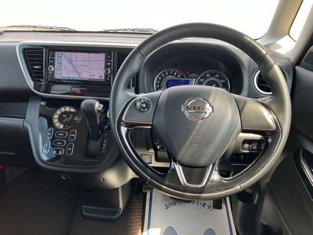 使いやすく安全な操作性と良好な視界を実現した運転席！