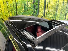 【サンルーフ】開放感たっぷりの希少装備、サンルーフが装着されています！車内に明かりを取り入れたり景色を楽しむ以外にも、車内の空気も簡単に換気できて快適です！