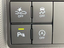 【スマートアシスト】走行中に前方の車両等を認識し、衝突しそうな時は警報とブレーキで衝突回避と被害軽減をアシスト。より安全にドライブをお楽しみいただけます。