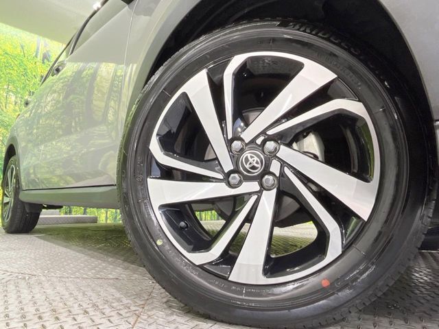 【純正17インチアルミホイール】外観にマッチした純正アルミホイールを装着しております。各種社外アルミホイールや、スタッドレスタイヤも取扱いしております。是非ご相談ください♪