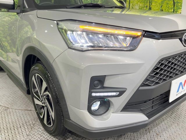 【LEDヘッドライト】悪天候や夜間走行時も良好な視界を確保し安心して運転できる高輝度LEDヘッドライトを装備！点灯速度が早く、消費電力も抑えられています。