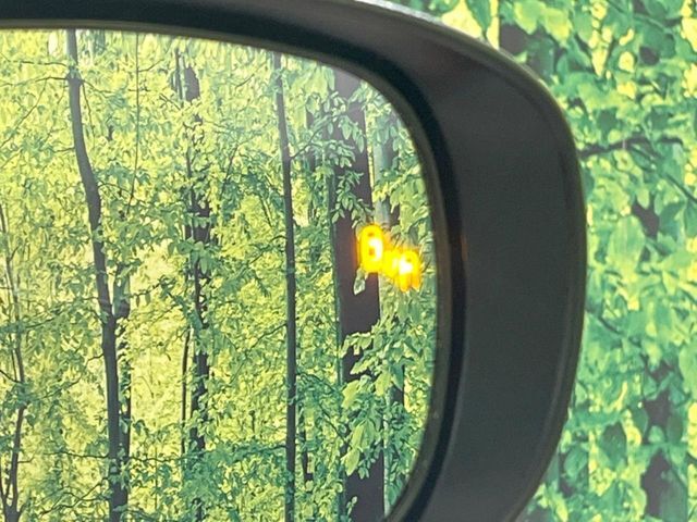 【ブラインドスポットモニター】走行中、ドアミラーの死角になりやすい箇所に後続車が接近するとサイドミラーのレンズに警告を表示！ドライバーに注意喚起をしてくれます。