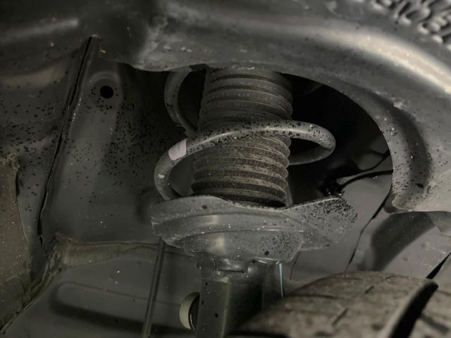 お車を安心してお乗りいただく為には、足回りの定期点検が欠かせません。サービスサポート（有償保証）では無料点検もご提供しており、安心のカーライフをお過ごしいただけるサポート体制が整っています。