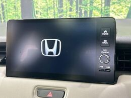 【メーカー純正9型ナビ】インテリアに溶け込むスタイリッシュな「専用設計」メーカーナビを装備♪視認性や操作性など基本性能にも優れ、より上質なカーライフをお楽しみいただけます。