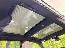 【パノラマルーフ】大型のガラスルーフ搭載で車内の解放感が一気にアップ！開放的なドライブをお楽しみいただけます。