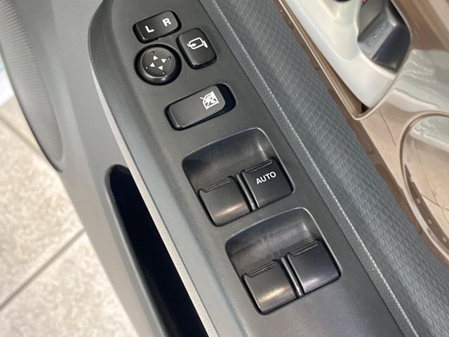 【電動格納ミラー】サイドミラーは電動格納式となっており、狭い駐車場でもキズがつくリスクを抑えられます。