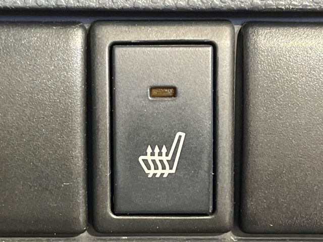 【運転席シートヒーター】寒い日に重宝するシートヒーター！エアコンより早く温まってくれるので寒がりの人も安心ですね♪エアコンの温風は乾燥するから苦手、という方にもをおすすめです。