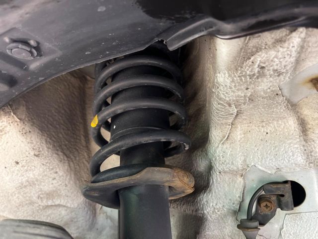 お車を安心してお乗りいただく為には、足回りの定期点検が欠かせません。サービスサポート（有償保証）では無料点検もご提供しており、安心のカーライフをお過ごしいただけるサポート体制が整っています。