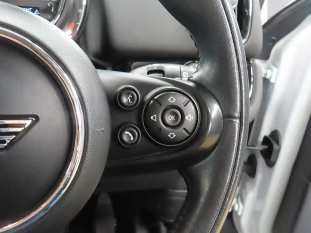 ステアリングボタン右：自分の声（ボイスコマンド）を使ってナビなどの操作ができるスピーチコントロールや電話の操作スイッチがつき、サークルボタンでオーディオ音源の選択・音量の調節なども行えます。